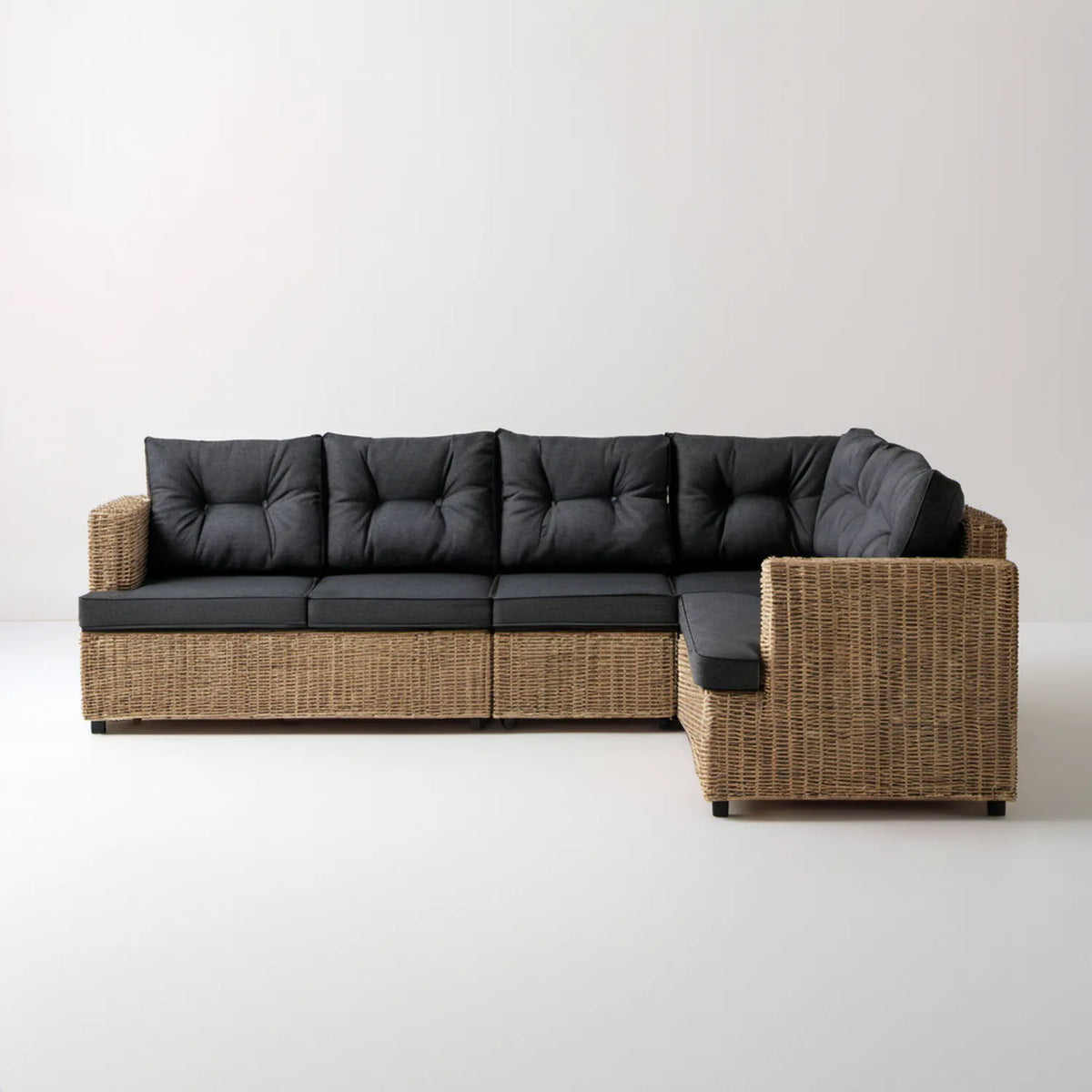 Narożna sofa ogrodowa 4-osobowa w kształcie L z technorattanu PE, brązowa z czarnymi poduszkami, 270 × 200 × 85 cm