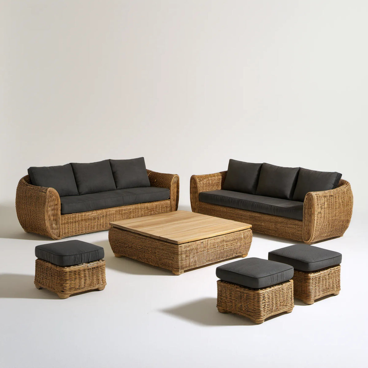6-częściowy komplet z rattanu naturalnego: 2 sofy 180 × 75 × 78 cm, stolik 120 × 70 × 45 cm i 3 pufy 45 × 45 × 42 cm, Brązowy/Czarny/Jasnobrązowy